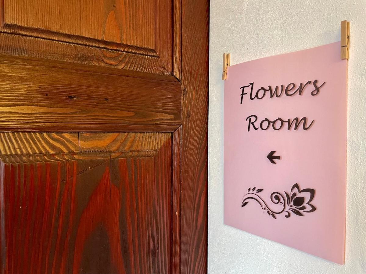 1912 - Flowers Room - Budget For Young Локарно Екстер'єр фото